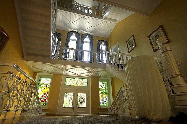 Das hölzerne Treppenhaus ist denkmalgeschützt. Die bunten Fenster am Eingang mussten nachgebaut werden.