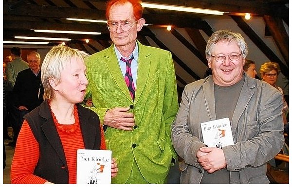 Aber abgesprochen haben sich Martina Lange und Piet Klocke nicht. Jörg Czyborra hat seinen Spaß beim Vortrag des Humoristen - wie auch das Publikum, dass die Pause nutzt, um sich Bücher signieren zu lassen. - © FOTO: GUNTER HELD