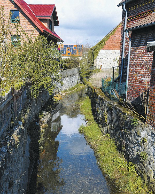 Schmaler Verlauf: Im Ortskern gibt es keine Alternative zum Flussbett. Hier werden die Ufermauern aufgestockt und unter anderem durch Stahlbetonwände gesichert, die mit Natursteinen verblendet werden. - © Marc Köppelmann