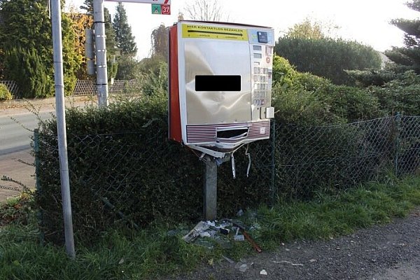 Mutmaßlich aufgesprengter Zigarettenautomat - © Polizei Minden-Lübbecke