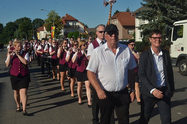Der Festumzug führt Musikanten, Zivilisten und Feuerwehrangehörige über den Dr.-Rörig-Damm. Vorn rechts marschiert die zweite Vorsitzende des Heimatvereins, Anja Brink. - © Dietmar Gröbing