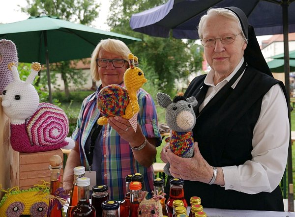 Stammgäste: Die Armen Schulschwestern aus Brakel kommen mit gehäkelten Kuscheltieren, Gebäck und Konfitüre nach Dalheim. - © Foto: LWL/Alexandra Buterus