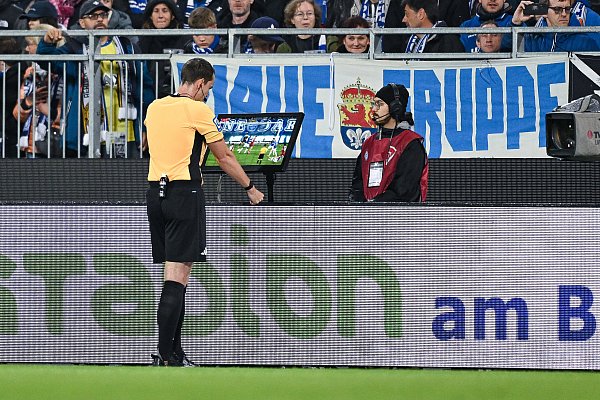 Schiedsrichter Richard Hempel schaut sich die strittige Szene am Monitor an und entscheidet: kein Strafstoß. - © Teresa Kroeger/RHR-FOTO