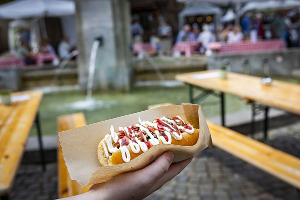 Im Altstädter Kirchpark wird das Benedict & Schmaus wieder seinen Winzer-Hotdog mit Wildwurst, Kraut und Preiselbeer-Tomaten-Marmelade servieren. Außerdem gibt’s hier Bielefelder Weißwurst. - © Sarah Jonek