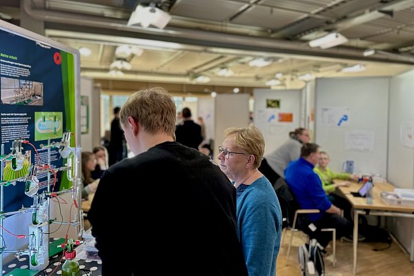 Besucher erkunden interaktive Ausstellungen im Heinz-Nixdorf-MuseumsForum in Paderborn. - © Danielle Dörsing