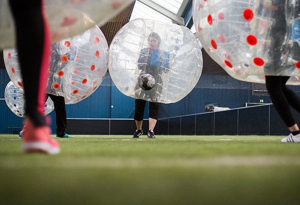 In der Soccerhalle an der Dammstraße in Gütersloh kann sowohl Fußball als auch Bubble Ball gespielt werden. - © Symbolfoto/dpa