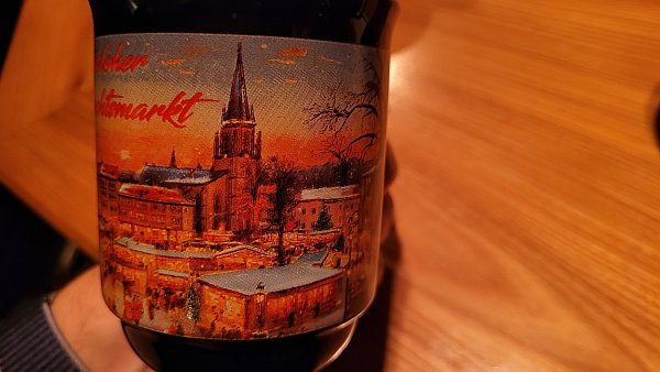 Stimmungsvoll: Das neue Motiv zeigt ein festlich erleuchtetes Budendorf im Abendrot. - © Ludger Osterkamp