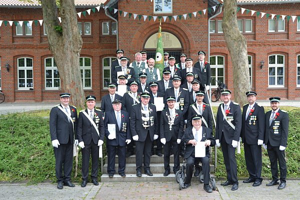 Die langjährigen Mitglieder des Steinheimer Bürgerschützenvereins sind geehrt worden. - © BSV
