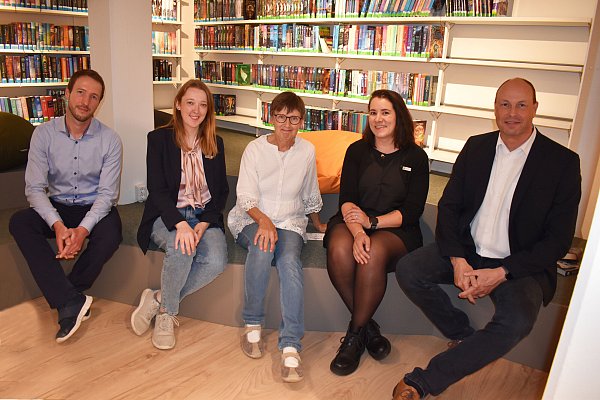 Tobias Mikus (Kulturamt), Sarah Hollendiek

(Bezirksregierung Düsseldorf), Silke Kampmann-Pitz (Büchereileiterin), Sarah

Potzkei-Sparla (Bezirksregierung Düsseldorf), Kulturdezernent Uwe Damer. Sarah

Hollendiek und Sarah Potzkei-Sparla vertraten den Fördergeber, die Förder- und

Beratungsstelle für Bibliotheken. - © Stadt Bad Driburg