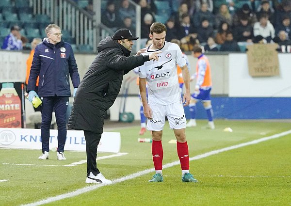 Uli Forte erteilt Silvan Sidler Anweisungen. Beide haben eine Arminia-Vergangenheit. - © IMAGO/Manuel Stefan