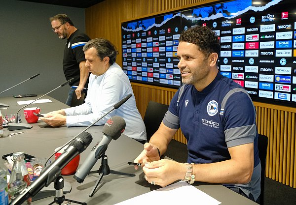 Im Juni 2022 wurde Uli Forte als neuer Trainer des DSC Arminia Bielefeld vorgestellt. Bereits im August wirde er von Sport-Geschäftsführer Samir Arabi (l.) wieder entlassen. Im Hintergrund: der damalige Pressesprecher Daniel Mucha. - © Andreas Zobe