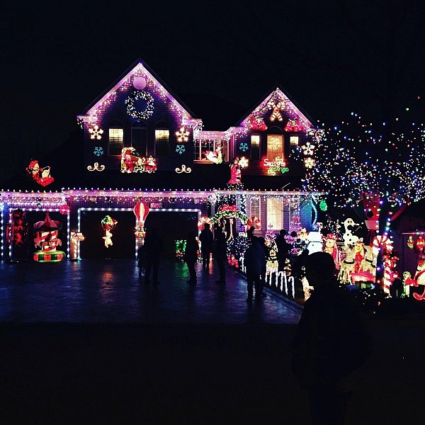 Ein festlich beleuchtetes Haus in der Vorweihnachtszeit – ein Hingucker, der die Frage nach der richtigen Balance zwischen Festlichkeit und Rücksichtnahme aufwirft. - © Symbolbild/Pixabay