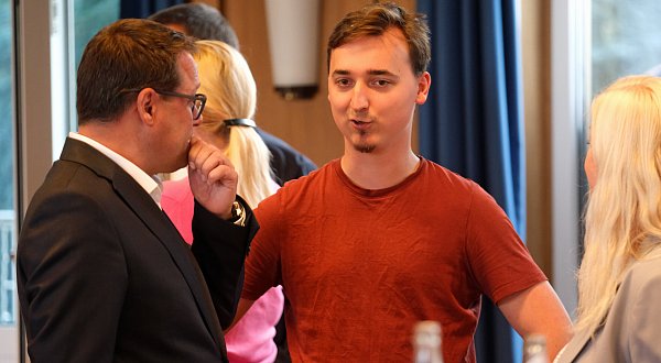 Große Freude herrschte bei Aidan-Joshua Grabowski (hier im Gespräch mit Lars Bökenkröger) von den Jungen Ratsmitgliedern, der den Sprung in den neuen Rat schaffte. - © Thorsten Gödecker