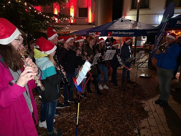 Bad Driburg: Live-Musik in der Fußgängerzone sorgt für weihnachtliche Stimmung. - © NW-Archiv