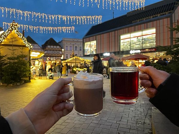 Höxter: Mit heißer Schokolade und Glühwein beim Höxteraner Weihnachtsmarkt. - © Nicole Fischer