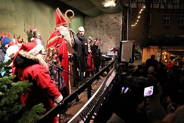 In der Warburger Altstadt sorgt der Verein "Alle Jahre wieder" mit dem Nikolausbesuch für Weihnachtsstimmung. - © Simone Flörke