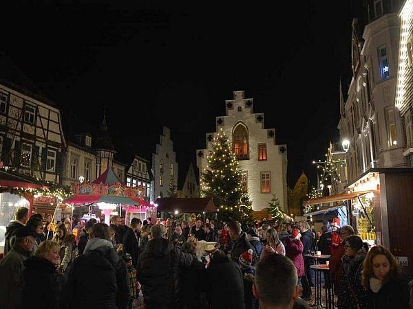 Der Nikolausmarkt in Brakle findet üblich auf dem Marktplatz vor dem Rathaus statt. - © Stadt Brakel