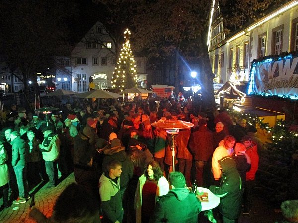 Beverungen: Zwei Tage lang wird der Rathausplatz in Beverungen zum Weihnachtsland. - © Privat