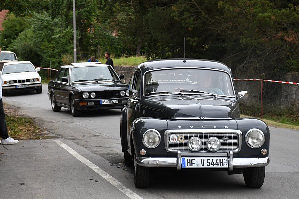 Im Oldtimer-Korso fuhren Jahrzehnte-alte Schätzchen durch Kilver. - © Louisa Kohnert