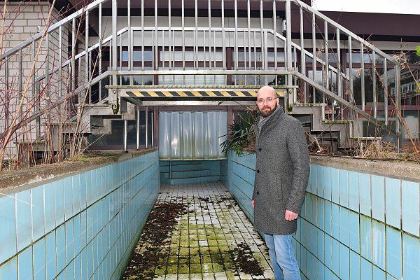Michael Benneker, Geschäftsführer der Stadtwerke Oerlinghausen, steht im Schwimmkanal. Auch der ist im neu gebauten Freibad dann nicht mehr enthalten. - © Gunter Held