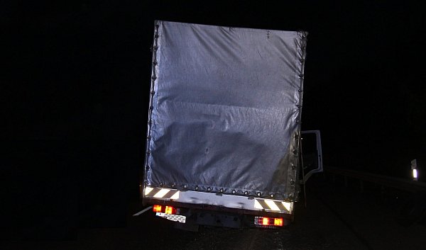 Der Lkw in Schräglage. - © Polizei Bielefeld