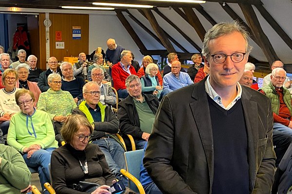 Michael Zelle, Archäologe, Historiker und Leiter des Lippischen Landesmuseums referierte auf einer Veranstaltung des Heimatvereins im Bürgerhaus. - © Horst Biere