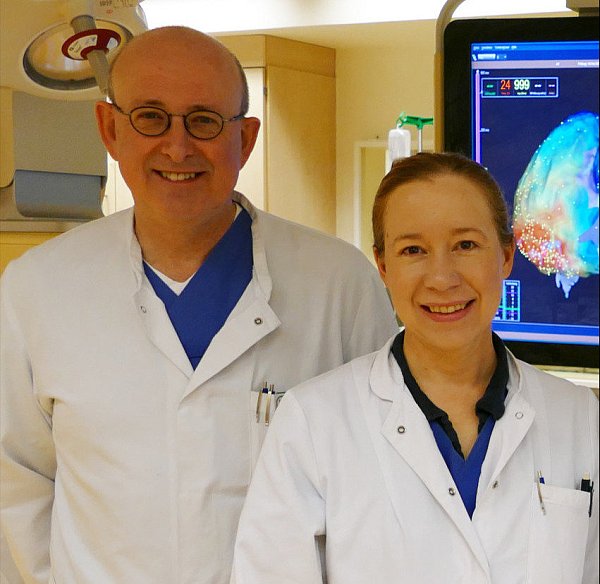 Arbeiten mit dem neuen Gerät: Andreas Götte, Chefarzt der Medizinischen Klinik II des St. Vincenz-Krankenhauses und Sibylle Brandner, Oberärztin der Medizinischen Klinik II. - © St. Vincenz Krankenhaus