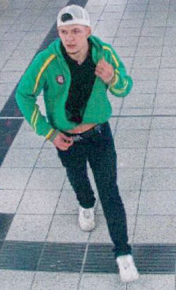 Die Kripo fragt: Wer kennt den jungen Mann mit dem auffälligen, grünen Pullover? - © Polizei