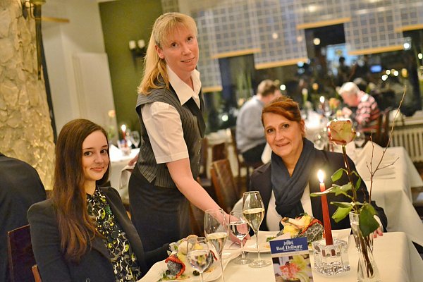Kunst auf dem Teller: Verena Eickmann (l.) und Suzan Ochmann freuten sich im Restaurant "Am Rosenberg" auf den zweiten Gang des Abends, der von Melanie Hördemann serviert wurde. - © Silke Riethmüller