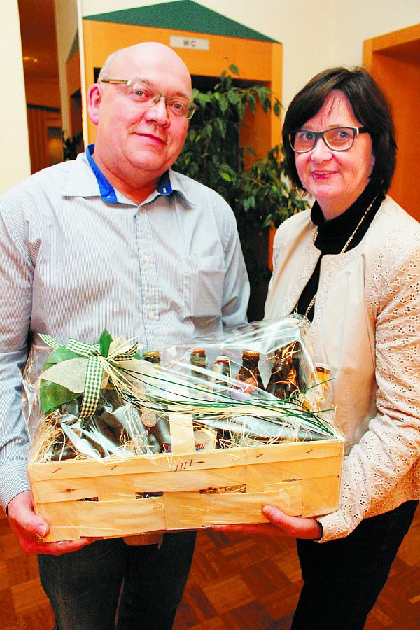 Präsentkorb: Nach 25 Jahren im Vorstand legte Michael Nessit sein Amt nieder und erhielt von der Vorsitzenden Anke Fuchs ein kleines Dankeschön. Viktoria Schmeding - © Viktoria Schmeding