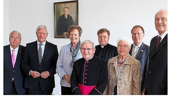 Karl Meise (v. l.), ehemaliger Präsident der Landwirtschaftskammer, Eckardt Uhlenberg, Vizepräsident des NRW-Landtags, Hedwig Keppelhoff-Wiechert, ehemalige Präsidentin der Landfrauen, Jubilar Monsignore Dr. Wilhelm Kuhne, Rektor Dirk Gresch, Festrednerin Dr. Maria Jürgens, Landtagsabgeordneter Hubertus Fehring und der ehemalige Bundestagsabgeordnete Meinolf Michels. - © FOTO: DIETER SCHOLZ