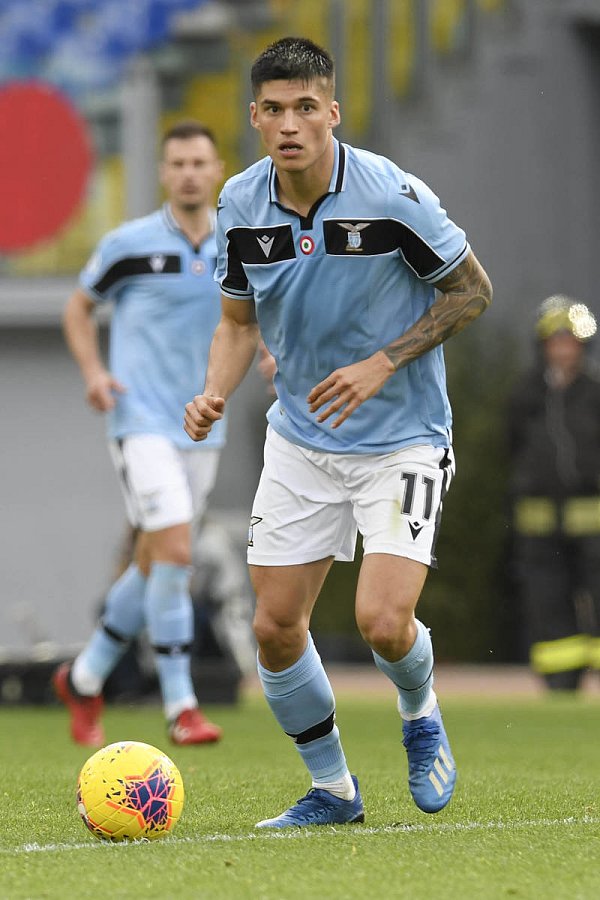 Auch Lazio Rom, hier Joaquin Correa, trägt Trikots der Marke Macron. - © imago images/HochZwei/Syndication