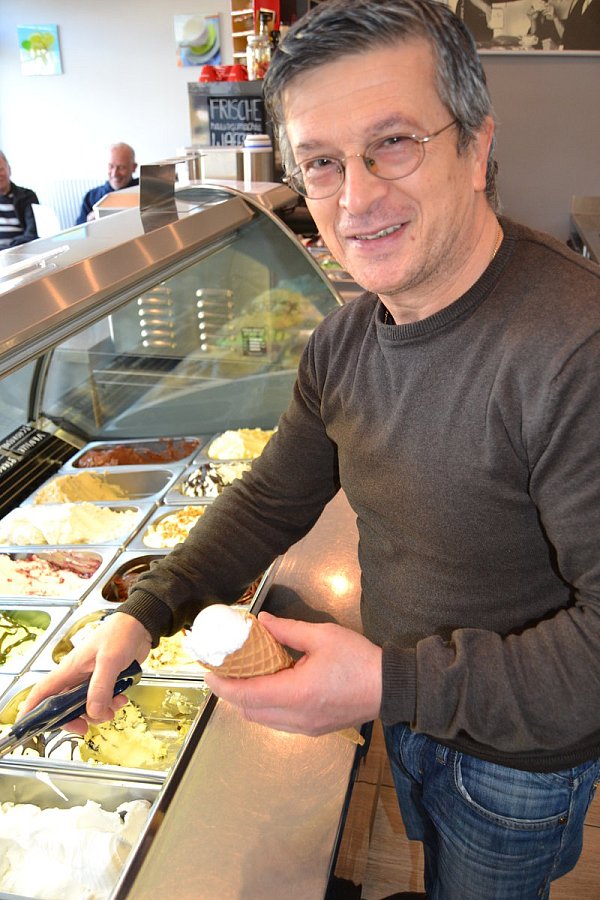 An der Waffel: Pietro Amico betreibt in Elverdissen einen Eisladen.
