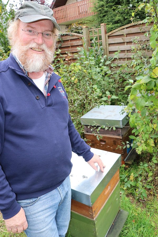 Der Imker Peter Bechauf hat eine Ausbildung zum Bienenweide-Fachberater absolviert und berät Interessenten gern. - © Karin Wessler