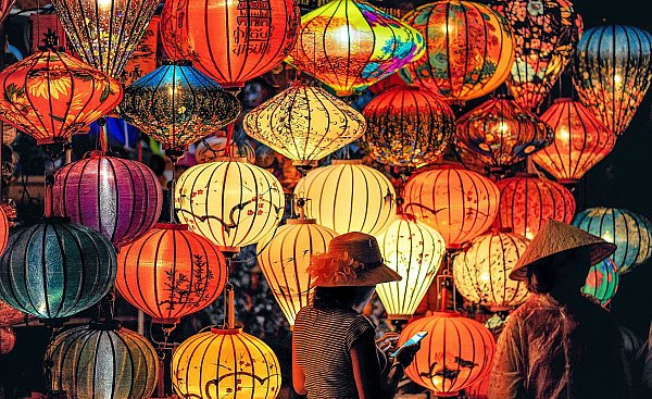 Das Laternenfest ist ein farbenfrohes und fröhliches Fest, bei dem Tausende von Laternen in verschiedenen Formen und Farben erstrahlen. - © Symbolbild: Pexels