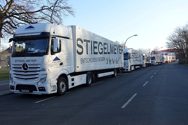 Der Stiegelmeyer-Konvoi kommt in Berlin an – sechs Lastwagen transportierten die wertvolle Ladung in die Hauptstadt. - © Stiegelmeyer GmbH & Co. KG