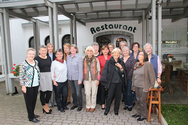 Wieder vereint: Barbara Redecker, Ulrike Haltinger, Ingrid Gieselmann, Christel Kaminski, Margret Schock, Eva Heinemann, Gisela Glas, Renate Göhner,Christa Renelt, Elke Stahlhut, Renate Eckstein, Ursula Haase, Hannelore Richter, Christine Herbst, Inge Scholz, Elisabeth Busse. - © Klara Meyerbröker