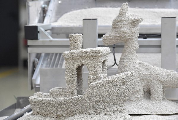 Zu Testzwecken wurden aus farblosem Granulat weitere Figuren wie ein Miniatur-Schiff oder ein kleiner Drache angefertigt. - © Jens Dünhölter