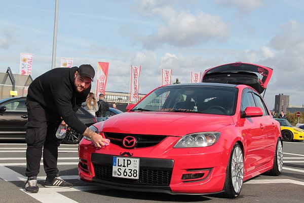 Feuerrotes Schmuckstück: Jannik Lips bringt seinen Mazda auf Hochglanz. - © Marco Schreiber