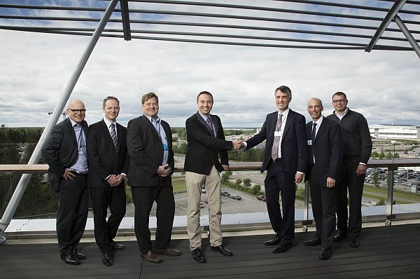 Lödige Industries unterzeichnet Vertrag über Logistikprojekt mit Finnair Cargo. Die Vertragspartner von Finnair Cargo: Mika Stirkkinen (CFO Finnair), Antti Kuusenmäki (VP Head of Cargo), Ari Soinola (Director Cargo Excellence) und Juha Järvinen (Finnair Chief Commercial Officer) zusammen mit Philippe De Backer (CEO), Robert Bawn (Director Air Cargo) und Bjorn Ussat (Projektmanager) von Lödige Industries. - © obs/Lödige Industries GmbH/Finnair