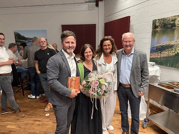 Auch Bürgermeister Hubertus Grimm (von links) und seine Frau Marion gratulierten Vanessa Valentin und Tino Wenkel zum Wahlsiegt. - © Nicole Fischer