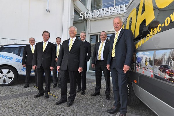 Der Regionalvorstand des ADAC mit (v.l.) Dieter Gösling, Udo Stötzel, Martin Freidank, Andreas Kopp, Marcus Bender, Frank Wiegmann und dem Vorsitzenden Bernd Noltekuhlmann. Foto: ADAC - © ADAC