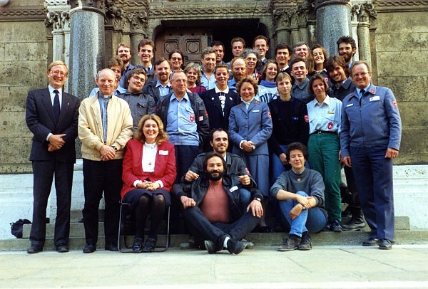 Die Malteser-Helfer reihen sich 1989 vor der Zugliget-Kirche auf.  - © Malteser