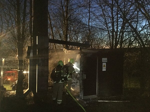 Das angrenzende Nebengebäude stand bereits in Flammen, als die Feuerwehr eintraf. - © Feuerwehr Paderborn