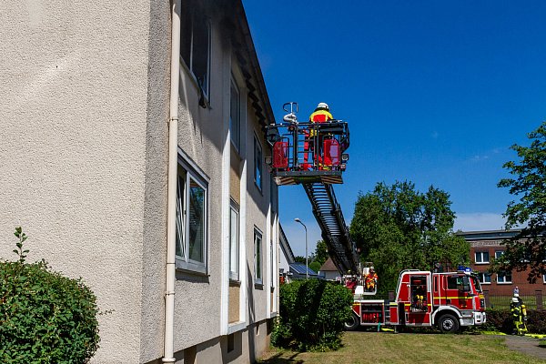 Ein Angriffstrupp ging unter schwerem Atemschutz mit einem C-Rohr in die Brandwohnung vor. - © Feuerwehr Porta/Michael Horst