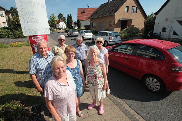 Aufgebracht: Anwohner von der Friedentalstraße, die nach einer verdeckten Zählung des Ordnungsamtes werktags von fast 4.000 Verkehrsteilnehmen genutzt wird. Einige dieser Fahrer sind in der Tempo-30-Zone zu schnell. - © Peter Steinert