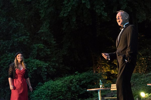 Thomas Schiffmann gibt den deutschen Sinatra, Laura Albert hört in sicherem Abstand zu. - © Cornelia Müller