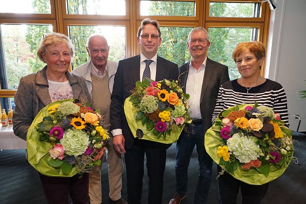 Die vier geehrten Bielefelder: Erika Paul (TuS 08 Senne, v. l.), Dieter Bergmeier (DOG), Hans-Jürgen Pohl (TSVE) und Roswitha Horstkötter (DLRG Ortsgruppe Bielefeld) wurden nun vom Bielefelder DOG-Vorsitzenden Karl-Heinz Plischke (4. v. l.) ausgezeichnet. - © Peter Unger