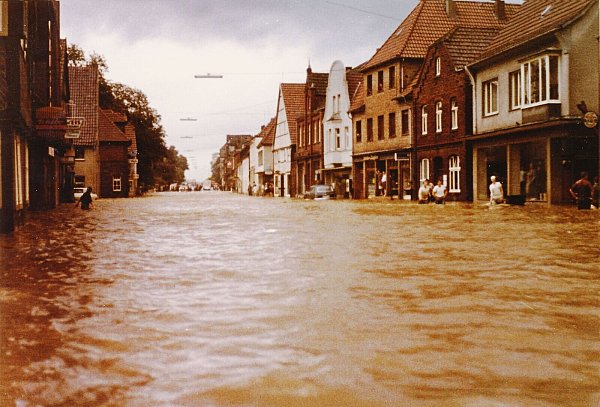 Die Heinrichsflut 1965 traf auch OWL. In Salzkotten stand das Wasser hüfthoch. - © Stadtarchiv Salzkotten
