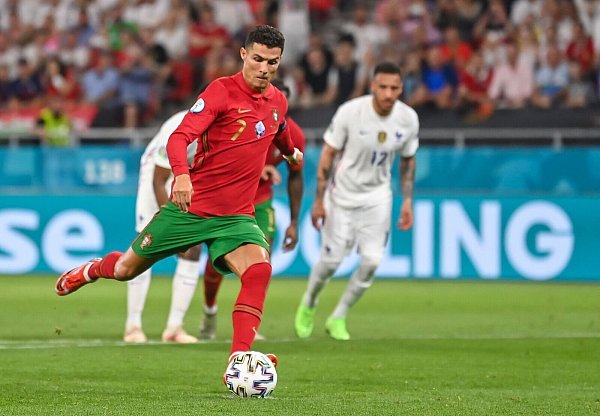 Portugals Cristiano Ronaldo verwandelt gegen Frankreich zwei Elfmeter. - © Robert Michael/dpa-Zentralbild/dpa